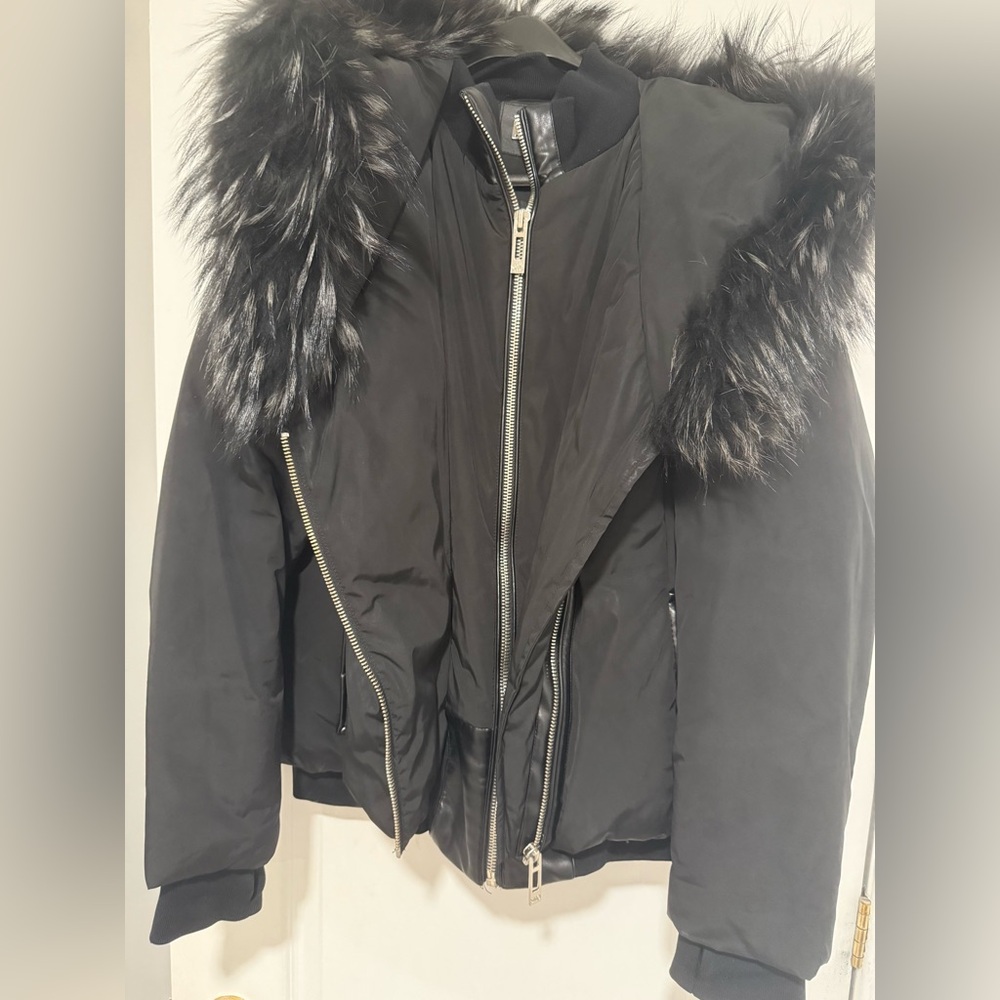 Elegant Black Women's Short Puffer Jacket with Fox Fur